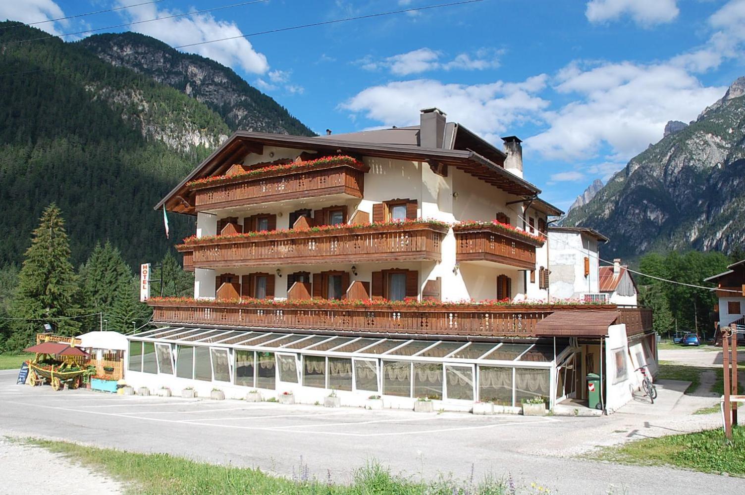 Albergo Ristorante Cacciatori Auronzo di Cadore Exterior foto